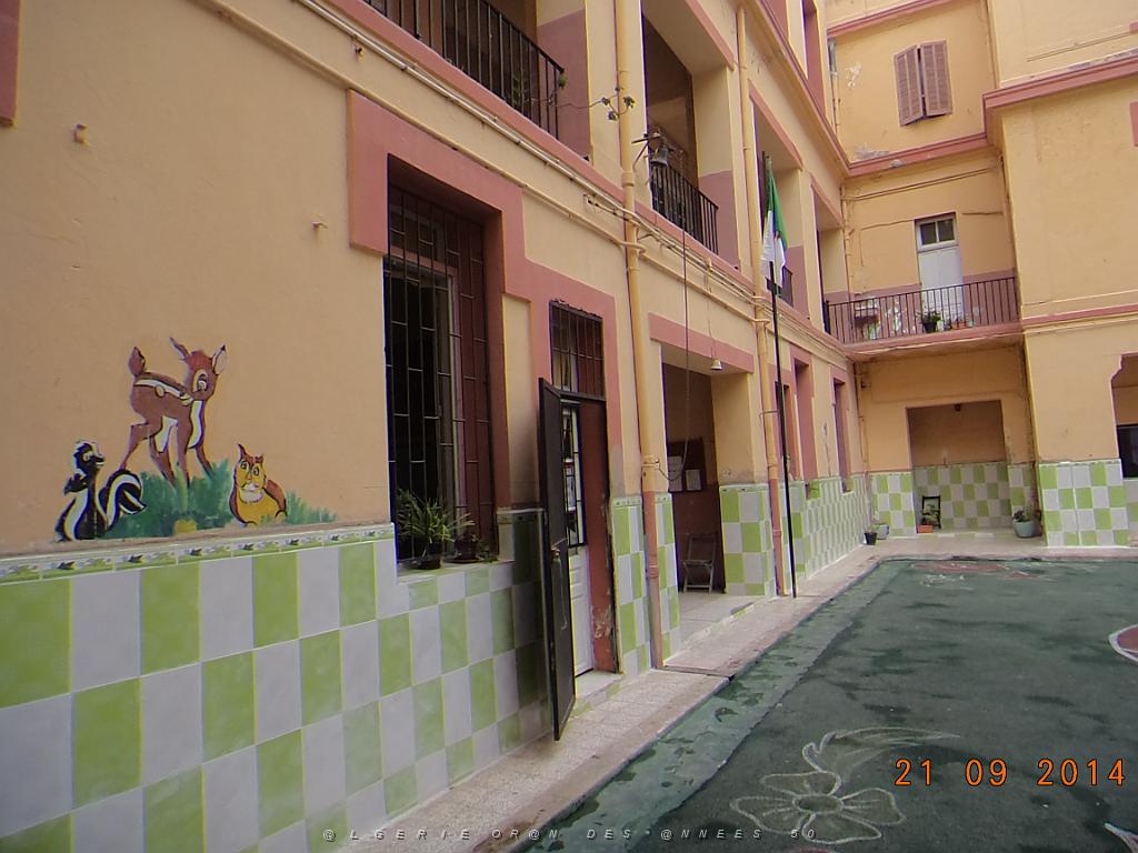 35-Ecole Primaire Paixhans - La cours.JPG -                                